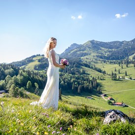 Hochzeit: Bestechendes Fotomotiv in den Wiesen und Almen am Sudelfeld  - Berghotel Sudelfeld - Brösel Alm
