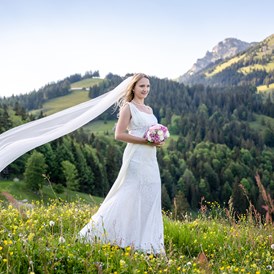 Hochzeit: Brautfotos ganz ohne Windmaschine bei der Brösel Alm und dem Berghotel Sudelfeld - Berghotel Sudelfeld - Brösel Alm