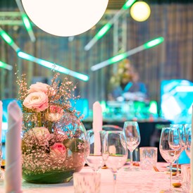 Hochzeit: Tisch Setting - mögliche Variante mit Kinetic Ball (optional) Farbe auf Wunsch einstellbar - Stage 3 - the KINETIC Event Hall