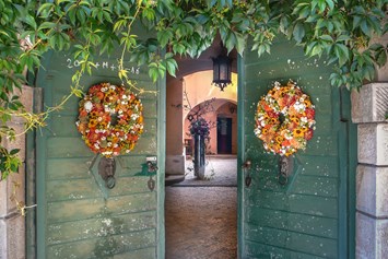Hochzeit: Eingang Schloss Lichtengraben - Gut Schloss Lichtengraben  - romantisches Schloss exklusive mieten
