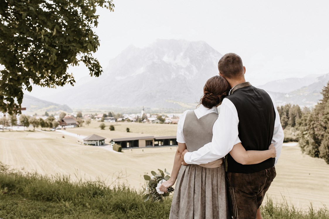 Hochzeit: Blick vom Schlosspark auf den Grimming - IMLAUER Hotel Schloss Pichlarn