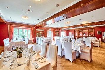 Hochzeit: Roter Salon - IMLAUER Hotel Schloss Pichlarn
