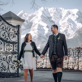 Hochzeit: Viele Möglichkeiten für traumhafte Hochzeitsfotos direkt vor dem Hotel - IMLAUER Hotel Schloss Pichlarn
