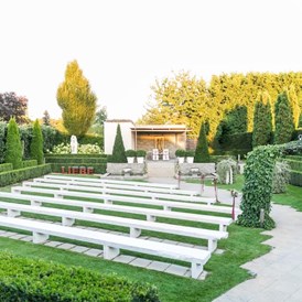 Hochzeit: Garten der Liebe - Sitzmöglichkeit für die Gäste | Copyright Foto: fotografundfee - Kittenberger Erlebnisgärten