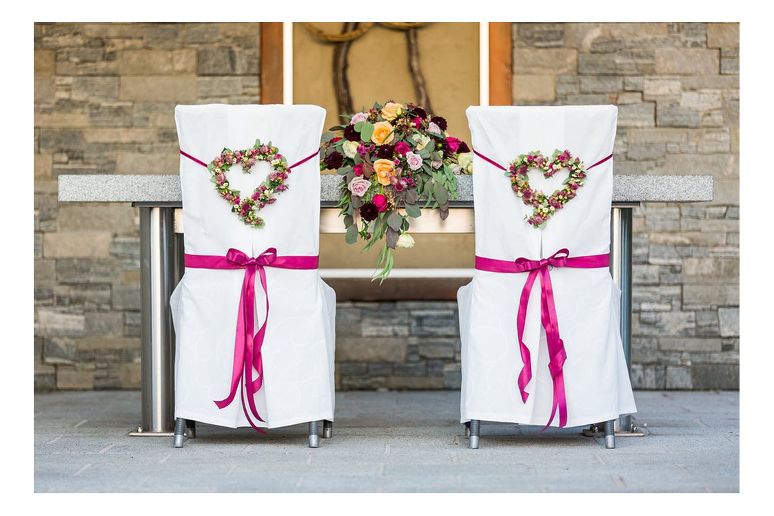 Hochzeit: Brautstrauß, Anstecker und Tischschmuck können Sie sich bei uns nach Ihren Wünschen anfertigen lassen | Copyright Foto: fotografundfee - Kittenberger Erlebnisgärten