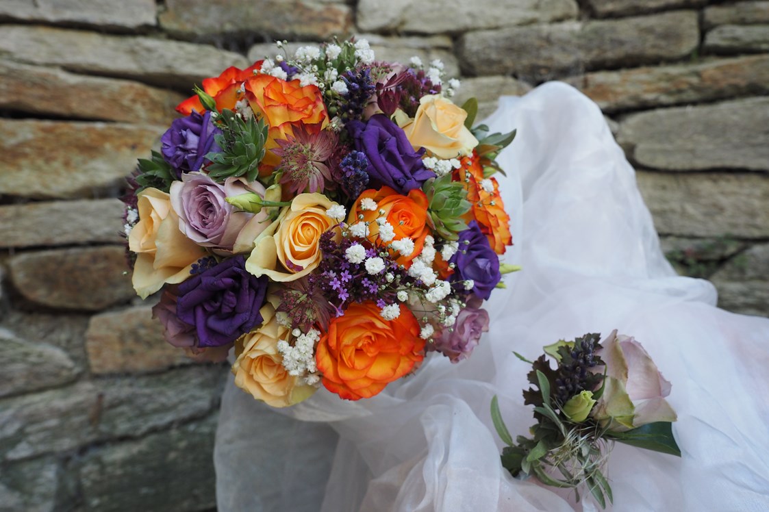 Hochzeit: Brautstrauß und Anstecker von unserer Floristin - Kittenberger Erlebnisgärten