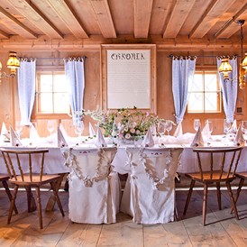 Hochzeit: Die Bauernstube bietet einen bodenständigen und schönen Rahmen für die Hochzeitstafel. - Schwaigerlehen