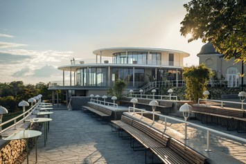 Hochzeit: Aussicht auf das Panoramahaus von der Terrasse des Rondell Café - Weitsicht Cobenzl