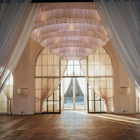 Hochzeit: Eingang in den Kuppelsaal vom Schloss - Weitsicht Cobenzl