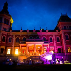 Hochzeit: Das Schloss Traunsee bei Nacht. - Schloss Traunsee