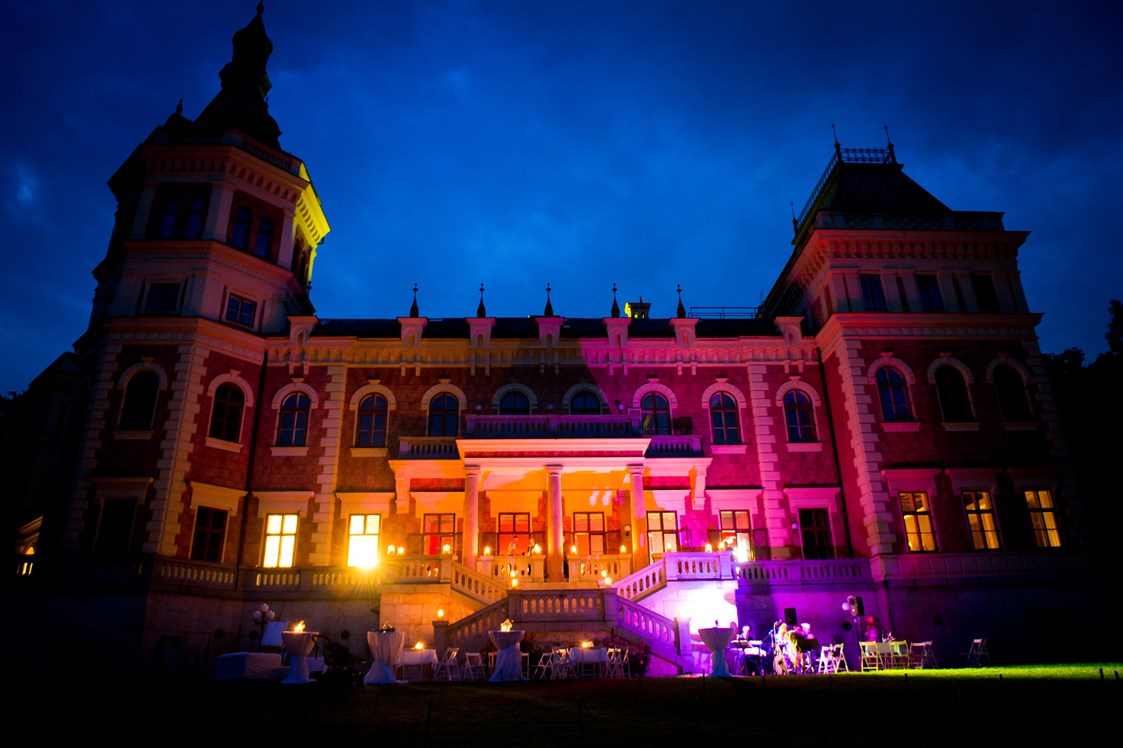 Hochzeit: Das Schloss Traunsee bei Nacht. - Schloss Traunsee