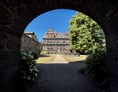 Hochzeit: Blick durch das Eingangstor in den Innenhof und das Schloss Friedewald - Schloss Friedewald (Westerwald)