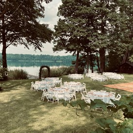 Hochzeit: Eure Hochzeit an der Uferwiese der Villa Zesch mit exklusivem privatem Ambiente. - Villa Zesch am See - Eventlocation bei Berlin