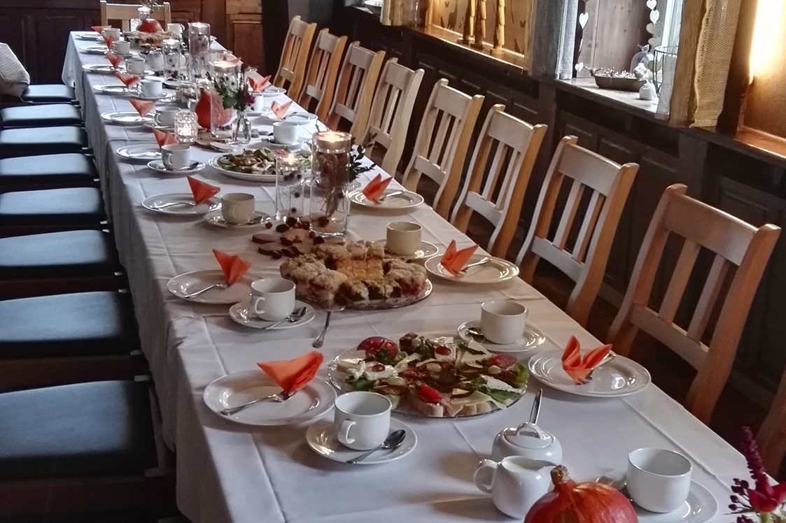 Hochzeit: Kaffeetafel mit Herbstdekoration - Bergwirtschaft Bieleboh Restaurant & Hotel