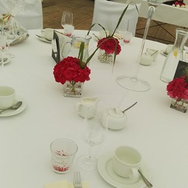 Hochzeit: Runde Tische zum ausleihen für unsere Terrasse - Bergwirtschaft Bieleboh Restaurant & Hotel