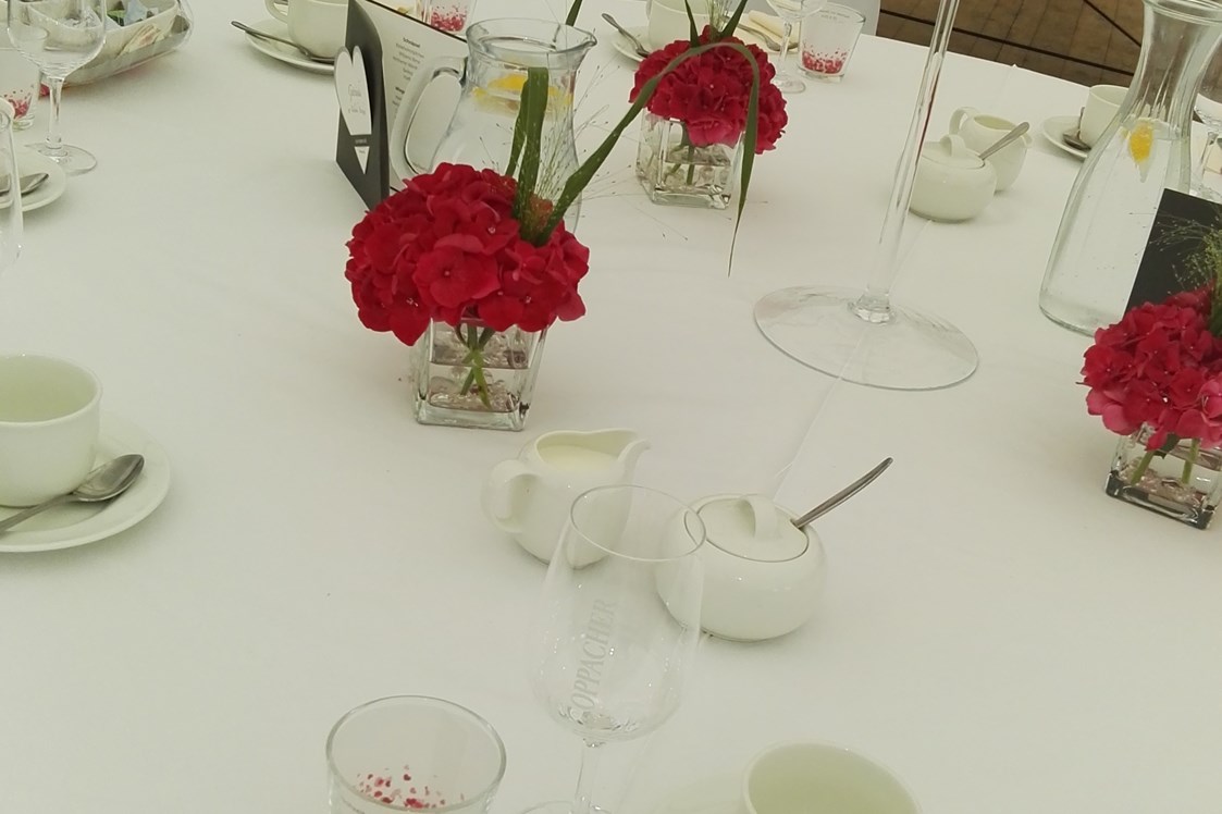 Hochzeit: Runde Tische zum ausleihen für unsere Terrasse - Bergwirtschaft Bieleboh Restaurant & Hotel
