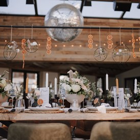 Hochzeit: Hochzeitstafel mit Tischdekoration im Sendlhofer's. - Sendlhofer's