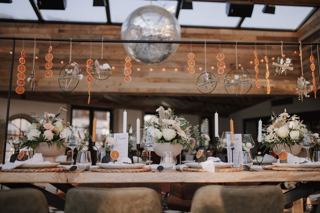 Hochzeit: Hochzeitstafel mit Tischdekoration im Sendlhofer's. - Sendlhofer's