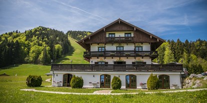 Hochzeit - Art der Location: Alm - Bayern - Außenansicht des Berghotels Sonnenbichl oberhalb von Bad Wiessee am Tegernsee. - Berghotel Sonnenbichl