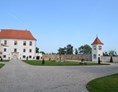 Hochzeit: Innenhof mit Blick auf das Schloss - Schloss Viehofen