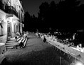 Hochzeit: Hausansicht mit Italienischer Tafel im Vordergrund bei Nacht - Palais Kneissl