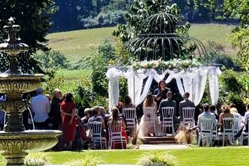Hochzeit: Zeremonie mit Springbrunnen - Palais Kneissl