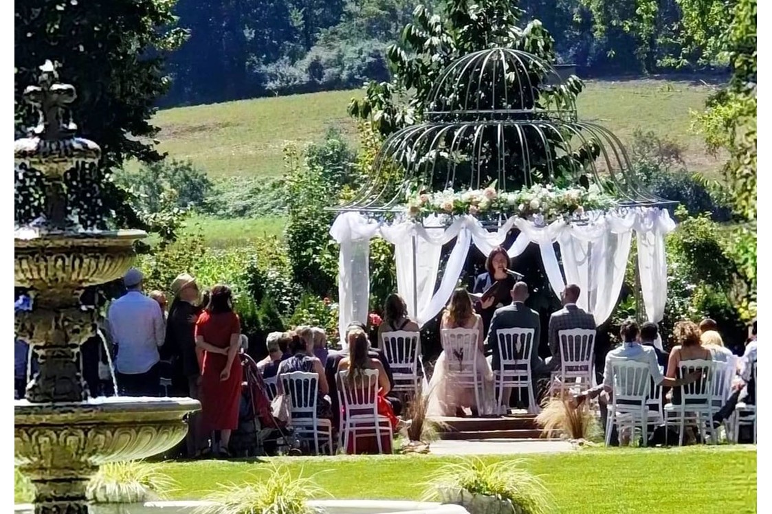 Hochzeit: Zeremonie mit Springbrunnen - Palais Kneissl