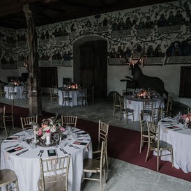 Hochzeit: Überblick einiger Tische im 180m2 Habsburgersaal - Schloss Tratzberg