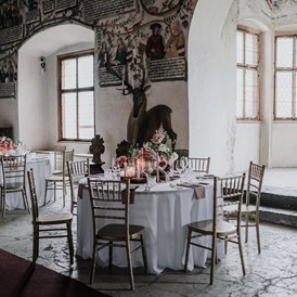 Hochzeit: Im Erker kann auch ein runder Tisch aufgestellt werden. Alternativ könnte sich hier die musikalische Begleitung abhalten - Schloss Tratzberg
