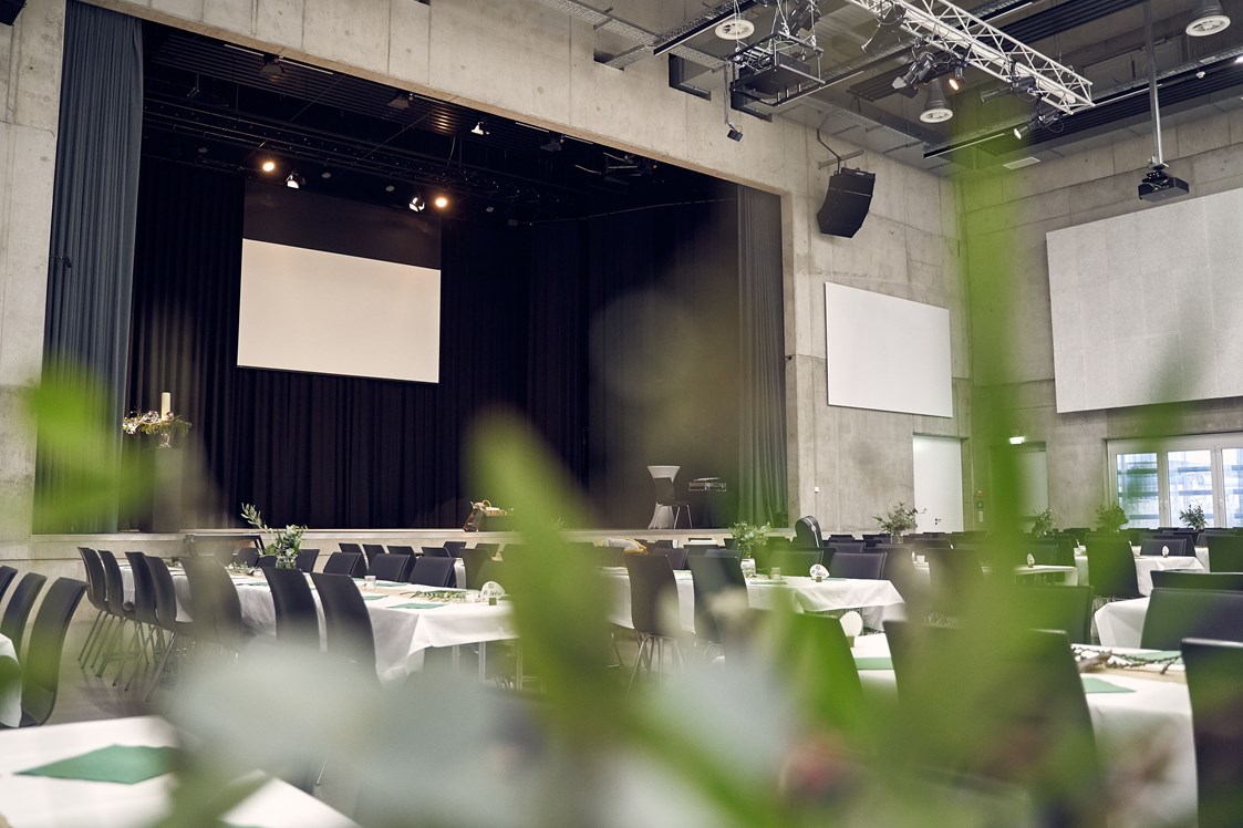 Hochzeit: Der Saal mit Bühne, mit Tafeln bestuhlt - erlebt Forum Landau