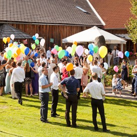 Hochzeit: Warten auf den Luftballon Start... - Roadlhof