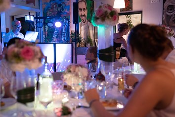 Hochzeit: so am Tag so am Abend , der dj macht die Stimmung, künstlerisch bund ist es im Malerwinkl Restaurant + Kunsthotel Malerwinlk gleich nahe der Riegersburg - Malerwinkl Restauarnt + Kunsthotel