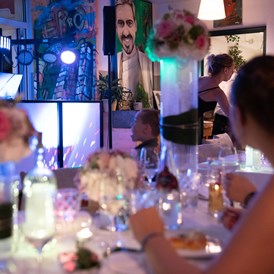 Hochzeit: so am Tag so am Abend , der dj macht die Stimmung, künstlerisch bund ist es im Malerwinkl Restaurant + Kunsthotel Malerwinlk gleich nahe der Riegersburg - Malerwinkl Restauarnt + Kunsthotel