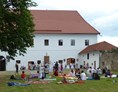 Hochzeit: Hochzeitspicknick im Schlosshof - Schloss Eschelberg