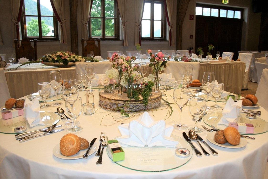 Hochzeit: Milser Stadl, runde Tische, Blick auf die Hochzeitstafel - Trofana Tyrol