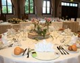 Hochzeit: Milser Stadl, runde Tische, Blick auf die Hochzeitstafel - Trofana Tyrol
