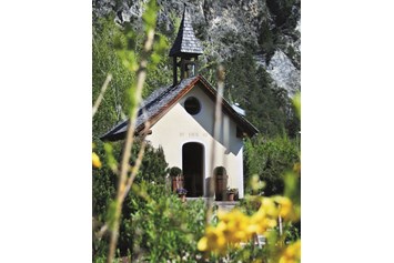 Hochzeit: Trofana Tyrol Kapelle zum heilige Christophorus, inmitten der Grünanlage - Trofana Tyrol