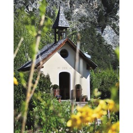 Hochzeit: Trofana Tyrol Kapelle zum heilige Christophorus, inmitten der Grünanlage - Trofana Tyrol