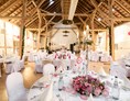 Hochzeit: Der Höhepunkt folgt beim Betreten der Tenne: ein großer Raum voll ländlichem Charme und Hochzeitsglanz! - Landgut Halsberg 
