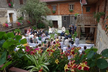 Hochzeit: Zeremonie im Innenhof - Abbrandtnergut auf dem Balkon von Linz