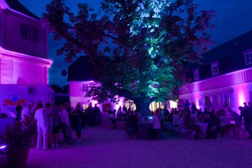 Hochzeit: Schlosshof beleuchtet - Schloss Falkenhaus