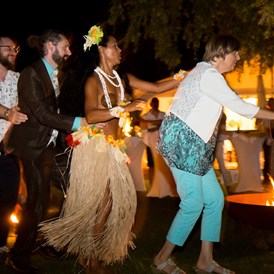 Hochzeit: Karibisches Hochzeits-Feeling an einem warmen Sommerabend am Neusiedlersee. - Strandbar im Seepark Weiden