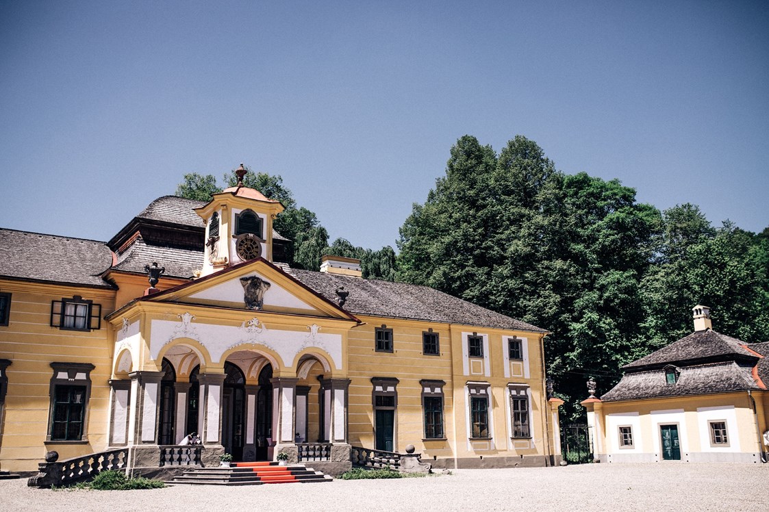 Hochzeit: Haupthaus vom Eherenhof aus - Schloss Neuwartenburg