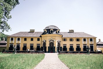 Hochzeit: Lustgarten auf der Rückseite des Schlosses eingebettet in einen englischen Landschaftspark - Schloss Neuwartenburg