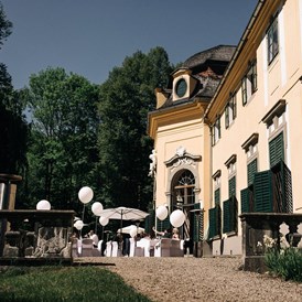 Hochzeit: Geschotterte  Terrasse mit Ballustrade, Stauen und Springbrunnen  - Schloss Neuwartenburg