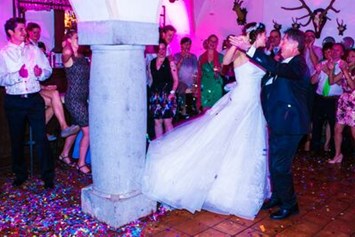 Hochzeit: An der Tanzbar im Schloss Ernegg lässt sich die Hochzeit bis in die Nachtstunden feiern. - Schloss Ernegg