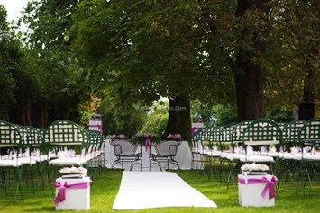 Hochzeit: Eine Zeremonie unter Alleebäumen - GEHEIMTIPP Hochzeit Anwesen im italienischen Piemont