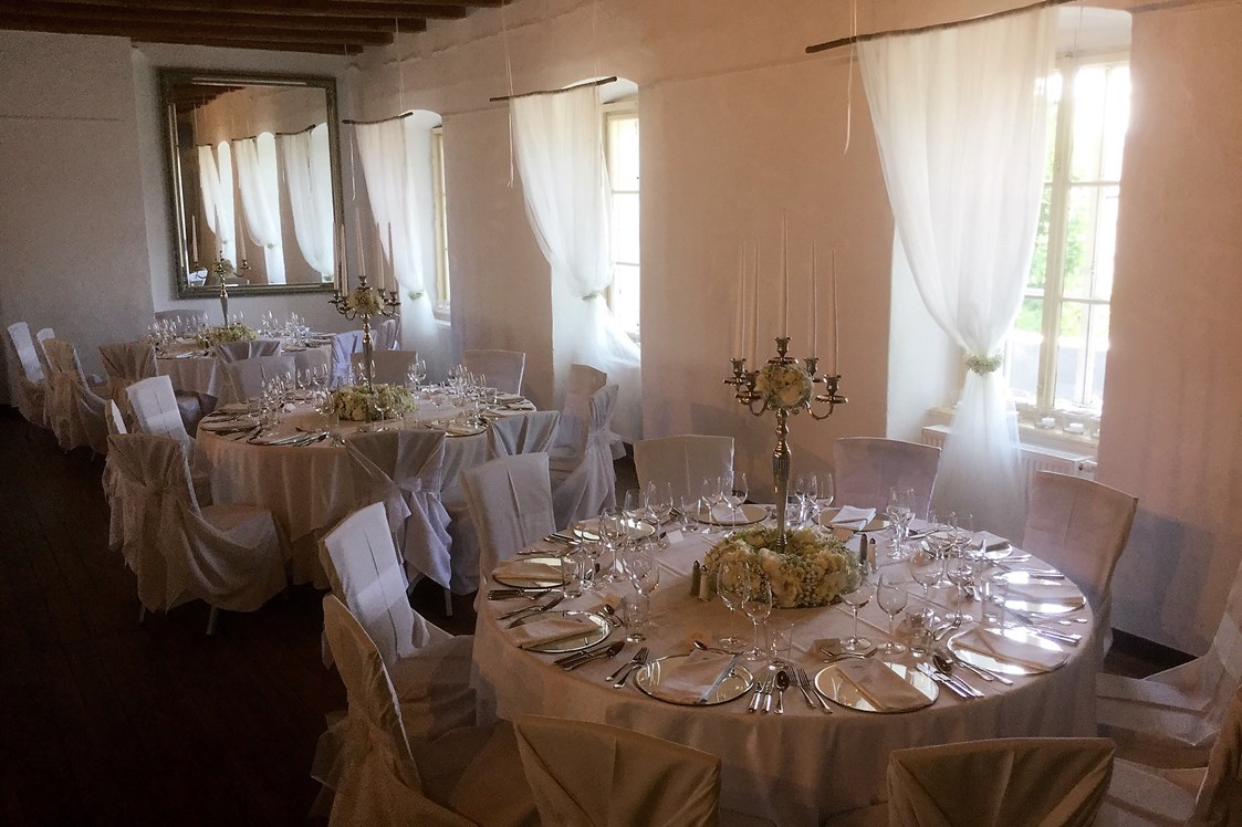 Hochzeit: Runde Tische in allen Größen von 6 bis 12 Personen  im Kastell Stegersbach - Kastell Stegersbach