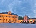 Hochzeit: Außenansicht. Schloss Innenhof. Abenddämmerung - Gasthaus zu Schloss Hellbrunn