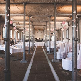 Hochzeit: Feiere deine Hochzeit in den hippen Räumen mit Backsteinwänden des ehemaligen Ochenstall vom Schloss Britz, Berlin. - Ochsenstall - Schloss Britz